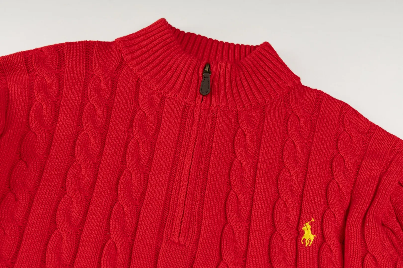 P236 #R92 RALPH LAUREN Ralph Lauren fifteen colors classic small label embroidery logo turtleneck pullover half-zip knitted cable sweater with high-density LOGO embroidery on the chest and original customized tag accessories. Made of pure cotton yarn, pure cotton is skin-friendly and comfortable, small label war horse embroidered twist turtleneck sweater 🐎 high quality, follow the blogger to learn how to wear it! Let’s buy a Ralph Lauren cable sweater. It’s a super hard-to-find series after it became popular. It’s hard to find one on the official website. It’s simple and practical to wear, with a lazy and loose feel. The thickened fabric has more texture, feels soft and delicate, and has a loose fit. Whether worn alone or layered, you can wear different styles of fashion with just one piece!   Size：XS S M L